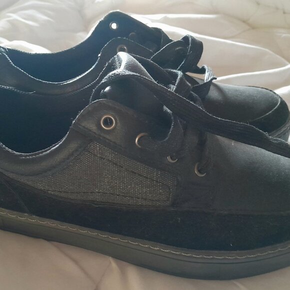 Boys size 8 shoes - Picture 1 of 4